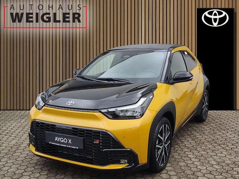Gelb /schwarz Neu 2025 Toyota Aygo X Sport SUV | 29.290 € - Bild 1/4