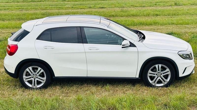 Weiß Gebraucht 2016 Mercedes GLA220 Urban SUV | 14.800 € (Fairer Preis) - Bild 1/4