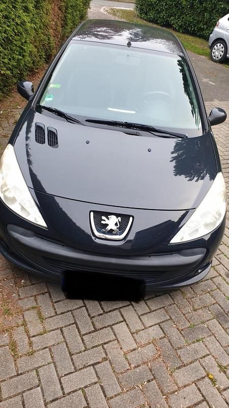 Grau Gebraucht 2011 Peugeot 206+ Kleinwagen | 2.400 € (Fairer Preis) - Bild 1/4