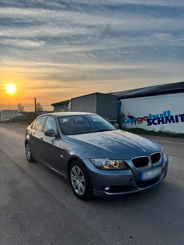 Gebraucht BMW 318 143 PS (105 kW) 2011 Grau Limousine