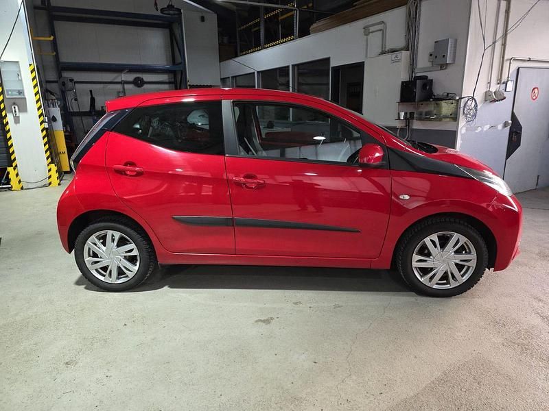 Gebraucht Toyota Aygo X-play 69 PS (50 kW) 2016 Rot Kleinwagen