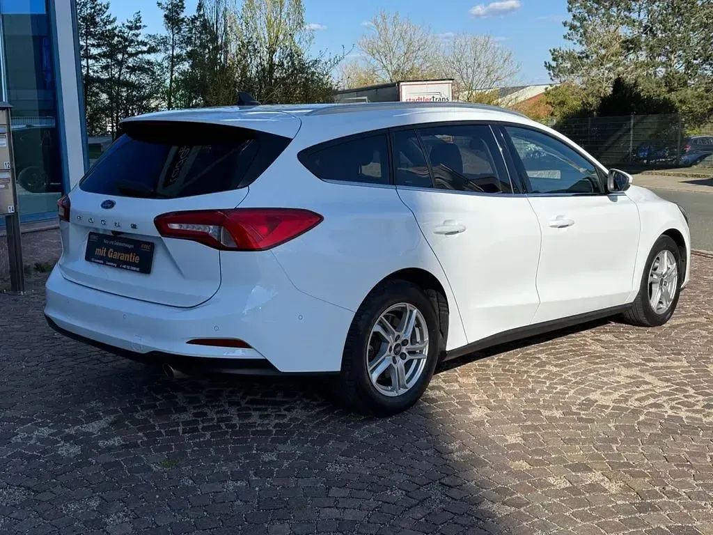Używany Ford Focus 120 KM (88 kW) 2020 Biały Sedan/Limuzyna