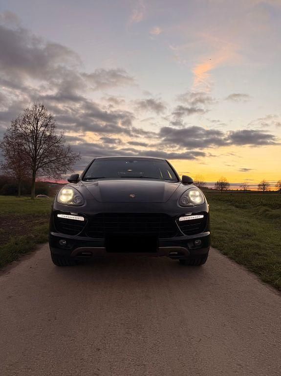 Schwarz Gebraucht 2011 Porsche Cayenne Turbo SUV | 27.250 € (Etwas zu teuer) - Bild 1/4