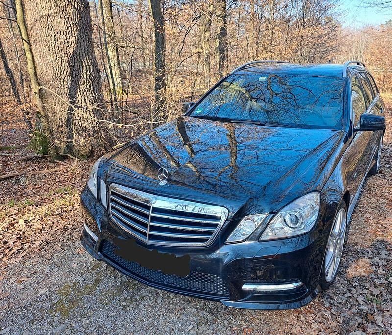 Schwarz Gebraucht 2012 Mercedes E200 Kombi | 13.400 € (Fairer Preis) - Bild 1/4