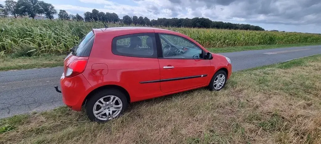 Gebraucht Renault Clio III 75 PS (55 kW) 2011 Rot Limousine