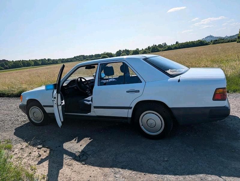 Gebraucht Mercedes E260 160 PS (117 kW) 1987 Weiß Limousine