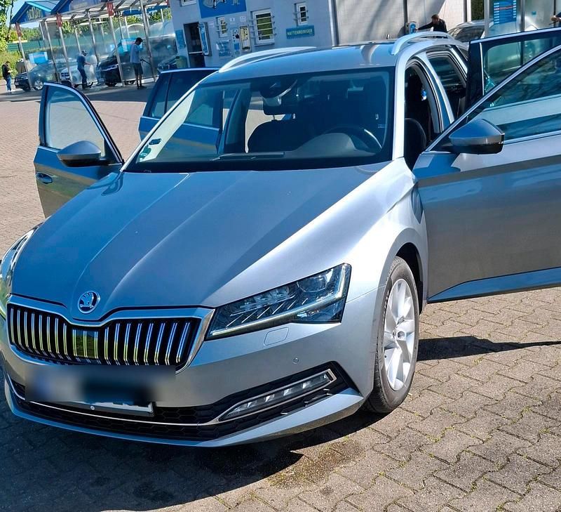 Grau Gebraucht 2020 Skoda Superb Kombi | 23.900 € (Teuer) - Bild 1/4