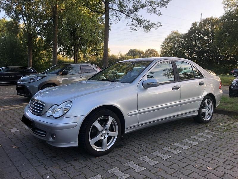 Silber Gebraucht 2006 Mercedes C180 Classic Limousine | 2.390 € (Superpreis) - Bild 1/4