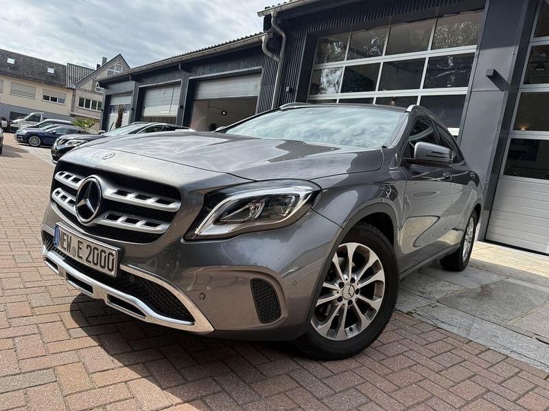 Grau Gebraucht 2020 Mercedes GLA180 SUV | 19.999 € (Superpreis) - Bild 1/4
