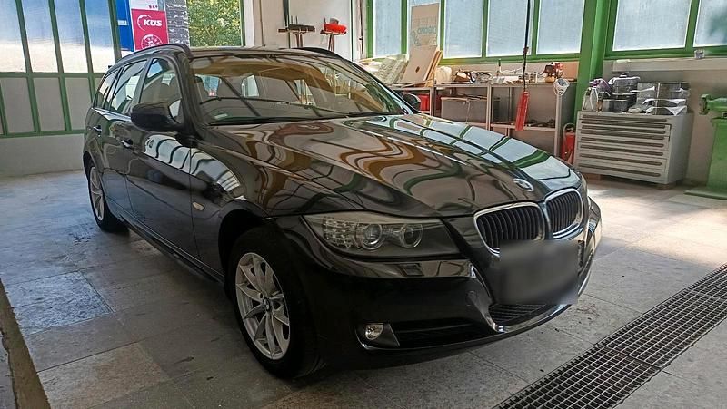 Schwarz Gebraucht 2012 BMW 320 Kombi | 4.550 € (Superpreis) - Bild 1/4