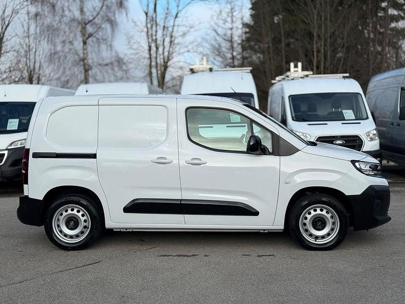 Używany Opel Combo 102 KM (75 kW) 2024 Biały Minivan