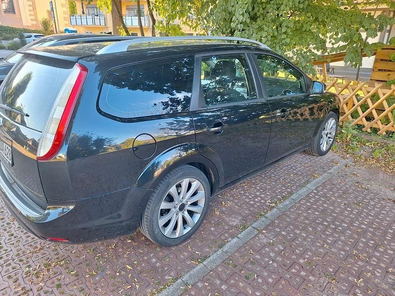 Schwarz Gebraucht 2009 Ford Focus Kombi | 2.550 € (Fairer Preis) - Bild 1/4