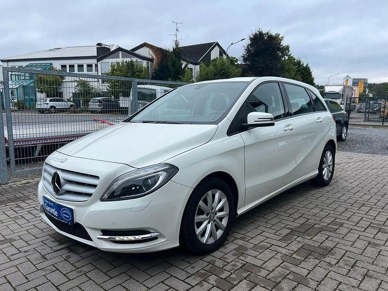 Weiß Gebraucht 2014 Mercedes B180 Van / Kleinbus | 10.500 € (Guter Preis) - Bild 1/4