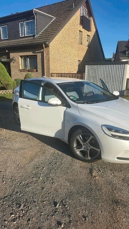 Second-hand Volvo V40 122 CP (89 kW) 2017 Alb Hatchback