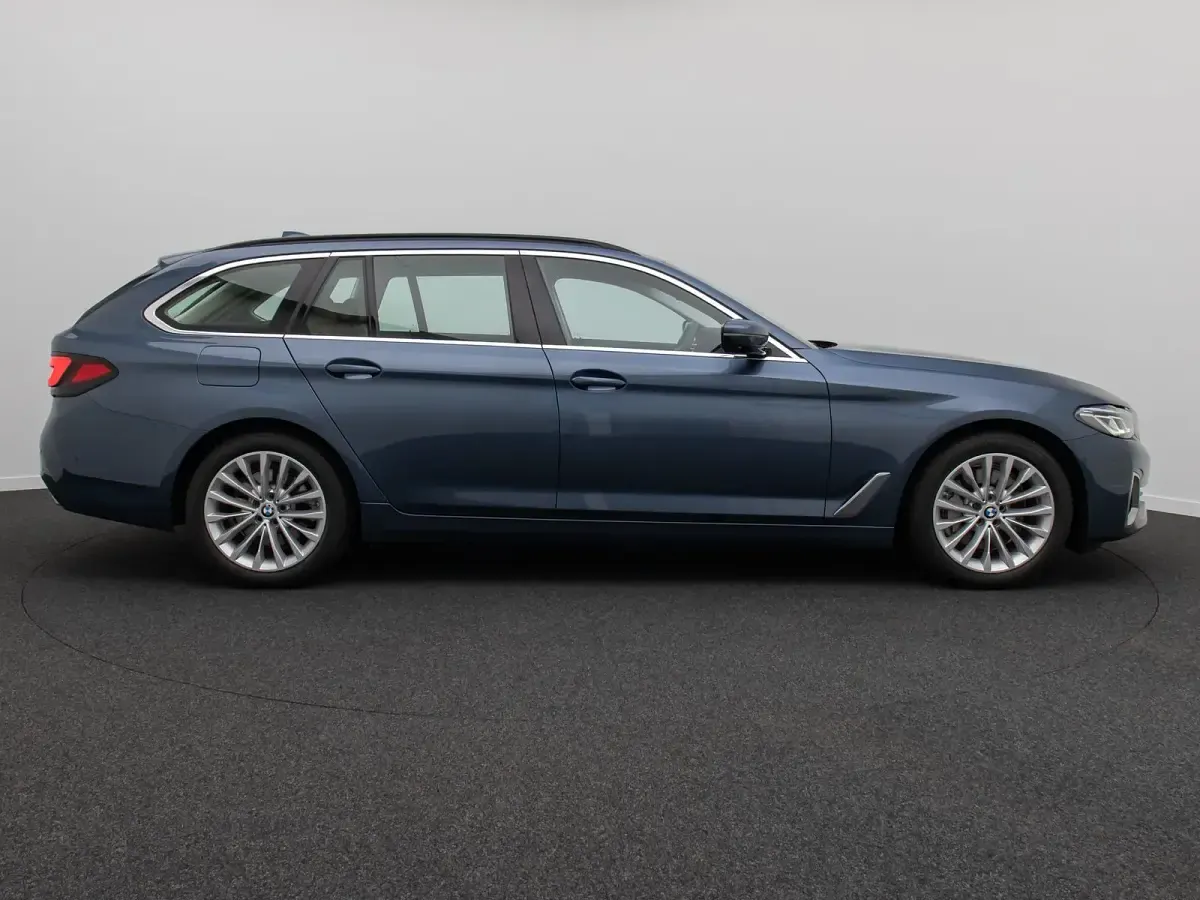 Gebraucht BMW 530 Luxury Line 245 PS (180 kW) 2023 Actic race blue  c4fbraun Limousine