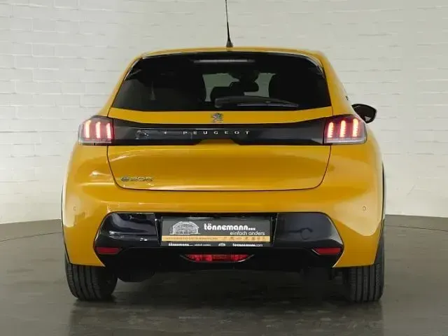 Gebraucht Peugeot e-208 Allure 100 kW (136 PS) 2023 Gelb Kleinwagen