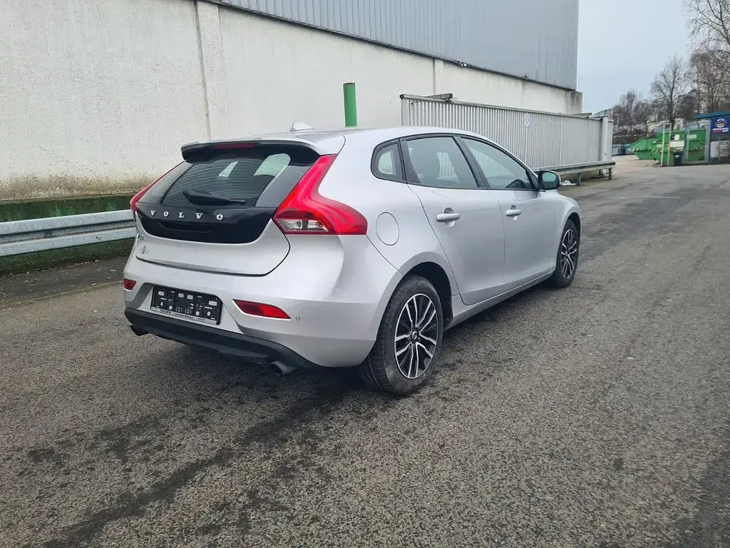 Gebraucht Volvo V40 Momentum 152 PS (111 kW) 2017 Silber Limousine