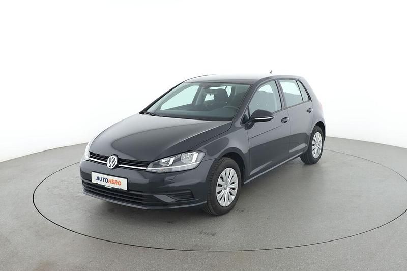 Grau Gebraucht 2019 VW Golf VII Trendline Limousine | 12.130 € (Guter Preis) - Bild 1/3