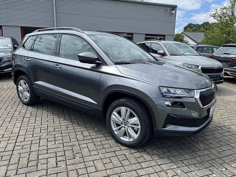 Stahl grau Neu 2025 Skoda Karoq Selection SUV | 33.990 € (Guter Preis) - Bild 1/4