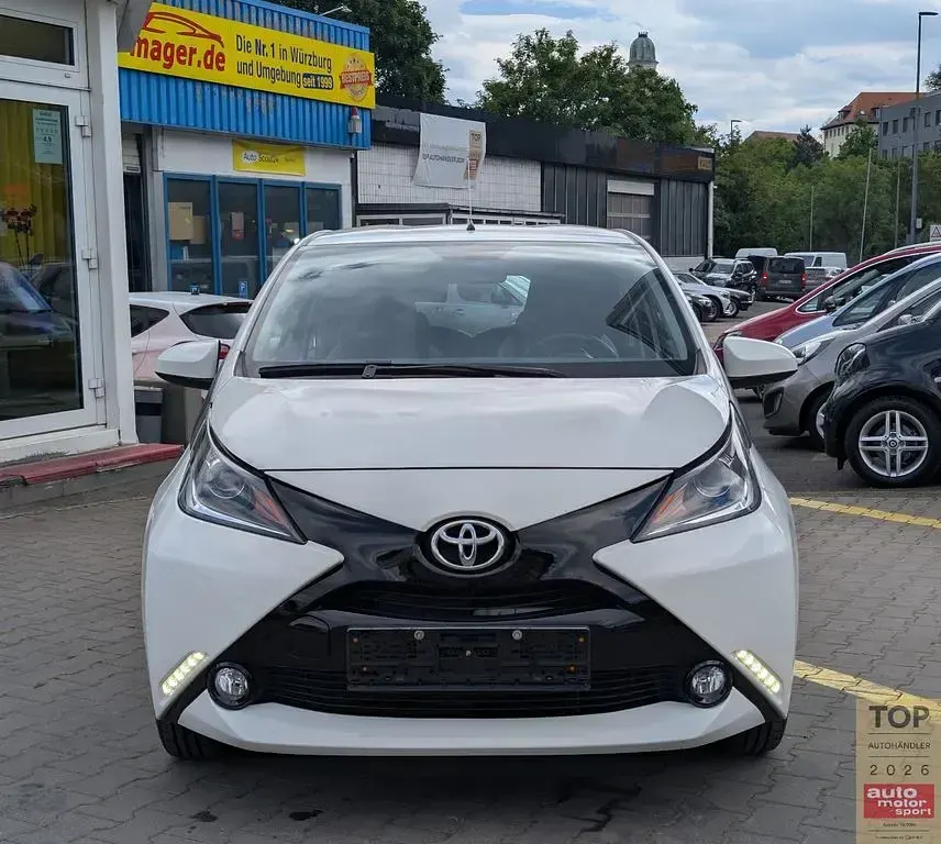 Gebraucht Toyota Aygo X-play 69 PS (50 kW) 2016 Weiß Kleinwagen