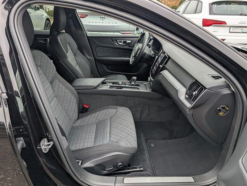 Gebraucht Volvo V60 Core 163 PS (119 kW) 2022 Schwarz Kombi