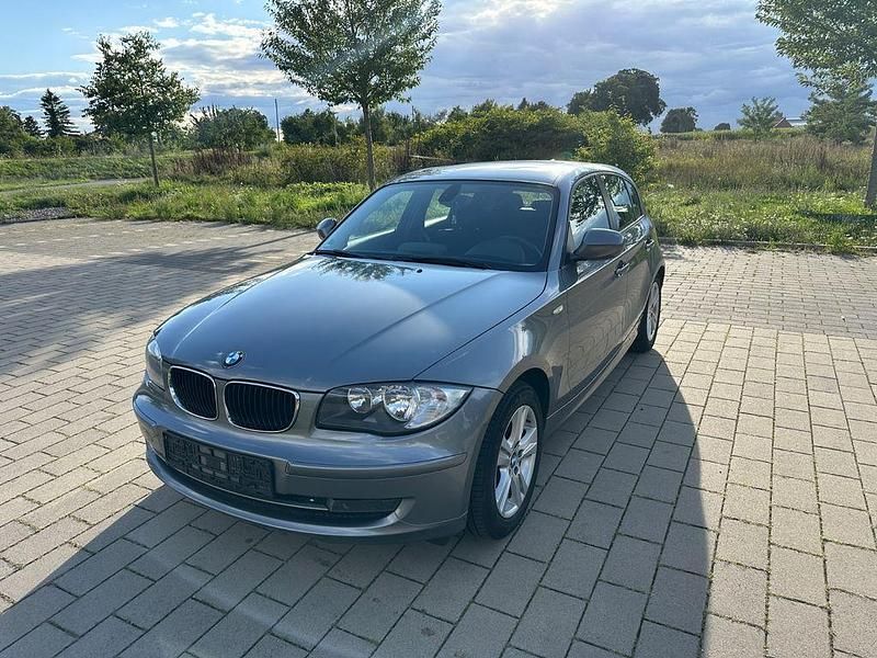 Silber Gebraucht 2010 BMW 118 Lifestyle Kleinwagen | 4.700 € (Fairer Preis) - Bild 1/4