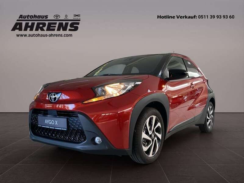 Chili red / night sky black Gebraucht 2024 Toyota Aygo X Team SUV | 20.190 € (Teuer) - Bild 1/4