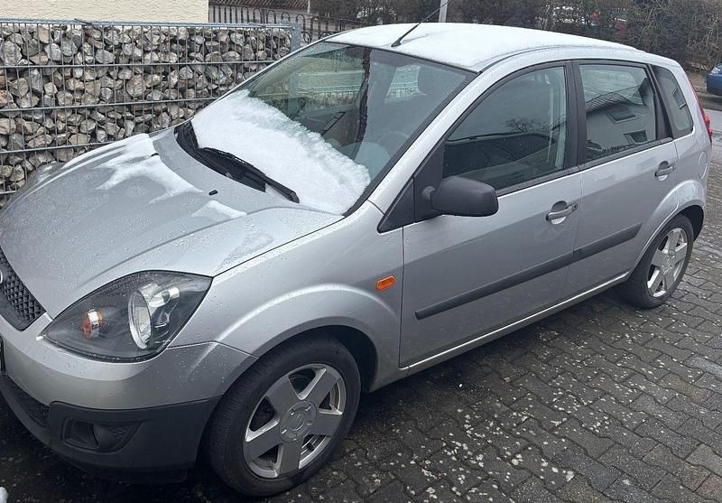 Gebraucht Ford Fiesta 80 PS (58 kW) 2009 Silber Kleinwagen