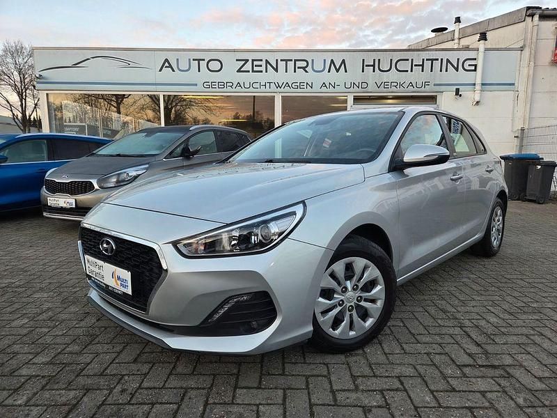 Platinum silver / mic Gebraucht 2020 Hyundai i30 Trend Limousine | 12.850 € (Superpreis) - Bild 1/3
