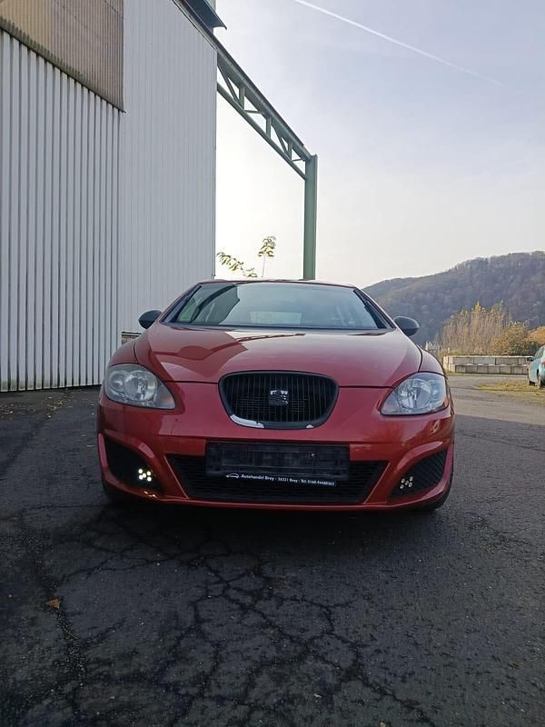 Rot Gebraucht 2010 Seat Leon Limousine | 3.200 € (Guter Preis) - Bild 1/4