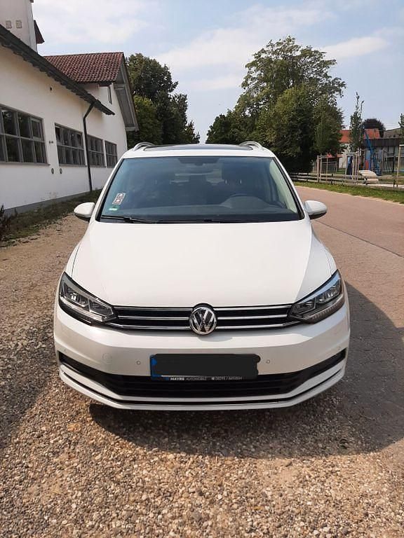Weiß Gebraucht 2017 VW Touran Highline Van / Kleinbus | 18.390 € (Fairer Preis) - Bild 1/4