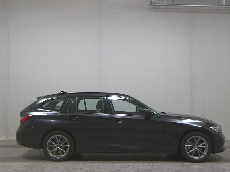Schwarz Gebraucht 2021 BMW 330 Sport Line Kombi | 21.380 € (Superpreis) - Bild 1/4