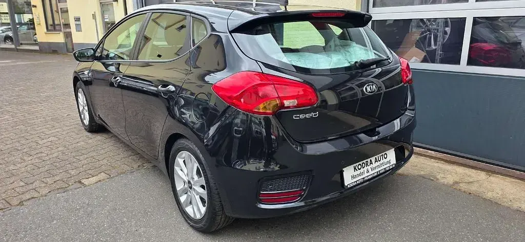 Gebraucht Kia Ceed Edition 7 101 PS (74 kW) 2016 (1k) zilinaschwarz met. Kleinwagen