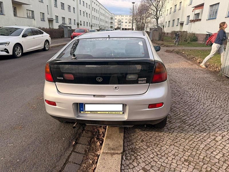 Gebraucht Mazda 323 86 PS (63 kW) 1996 Silber Kleinwagen
