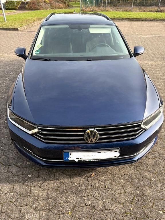 Blau Gebraucht 2018 VW Passat Comfortline Kombi | 12.200 € (Fairer Preis) - Bild 1/4