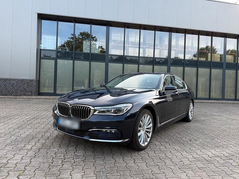 Blau Gebraucht 2016 BMW 740 Limousine | 31.000 € (Fairer Preis) - Bild 1/4