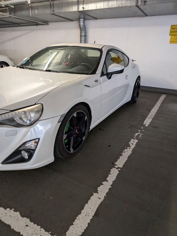Weiß Gebraucht 2013 Toyota GT86 GT Coupé | 14.700 € (Fairer Preis) - Bild 1/4