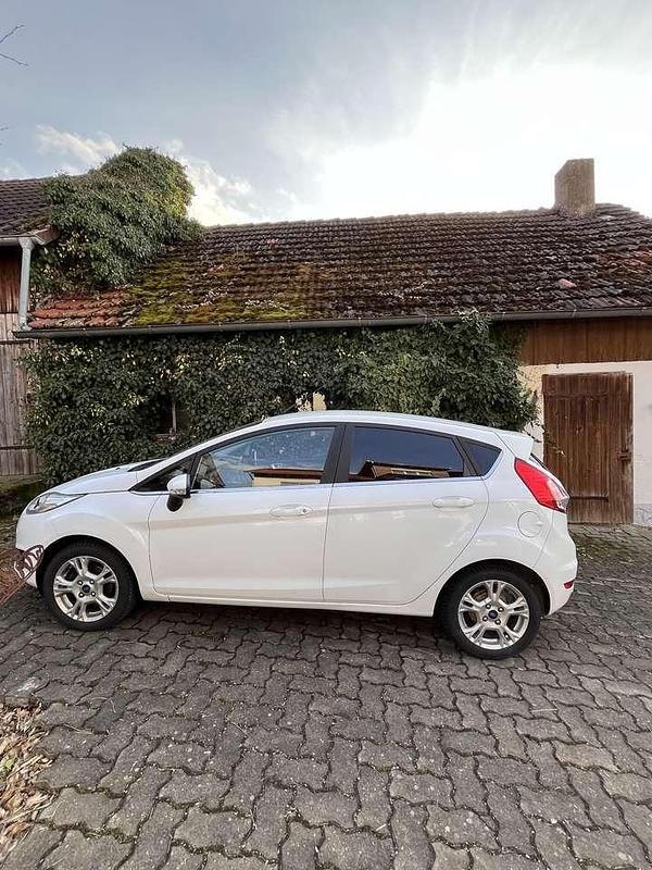 Gebraucht Ford Fiesta Titanium 101 PS (74 kW) 2015 Weiß Kleinwagen