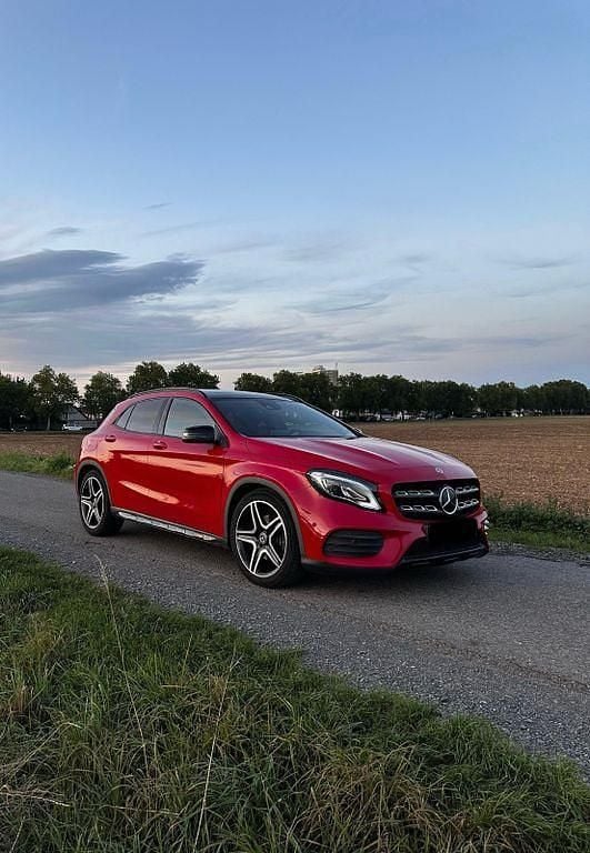 Rot Gebraucht 2016 Mercedes GLA250 AMG line SUV | 21.900 € (Fairer Preis) - Bild 1/4