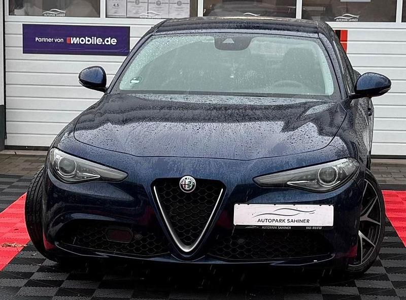 Blau Gebraucht 2016 Alfa Romeo Giulia Limousine | 13.999 € (Guter Preis) - Bild 1/4