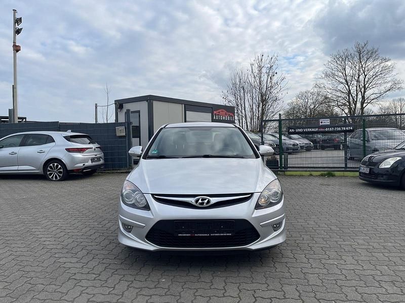 Gebraucht Hyundai i30 Classic 90 PS (66 kW) 2011 Silber Limousine