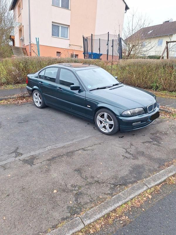 Grün Gebraucht 2001 BMW 316 Limousine | 2.200 € (Guter Preis) - Bild 1/4