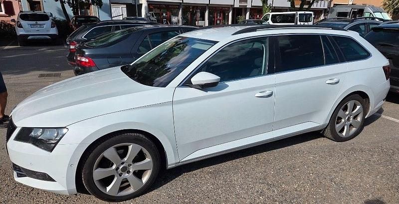 Weiß Gebraucht 2016 Skoda Superb Ambition Kombi | 13.500 € (Superpreis) - Bild 1/4