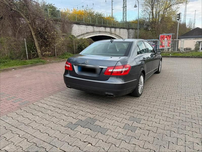 Używany Mercedes E250 Avantgarde 204 KM (150 kW) 2012 Szary Sedan/Limuzyna