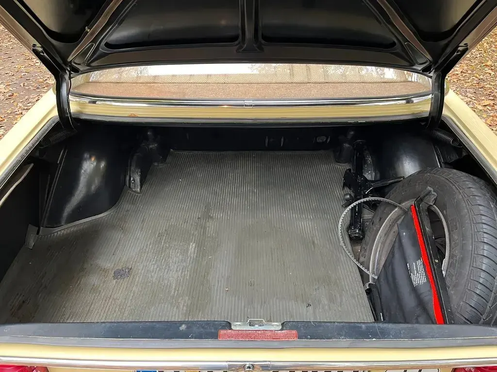 Gebraucht Mercedes 200/8 95 PS (69 kW) 1975 Gelb Limousine