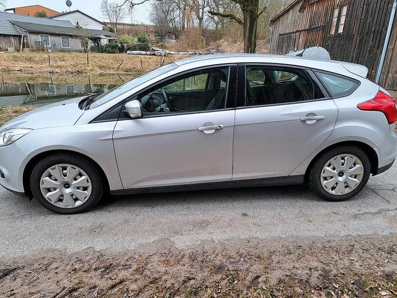 Gebraucht Ford Focus 125 PS (91 kW) 2012 Silber Kleinwagen