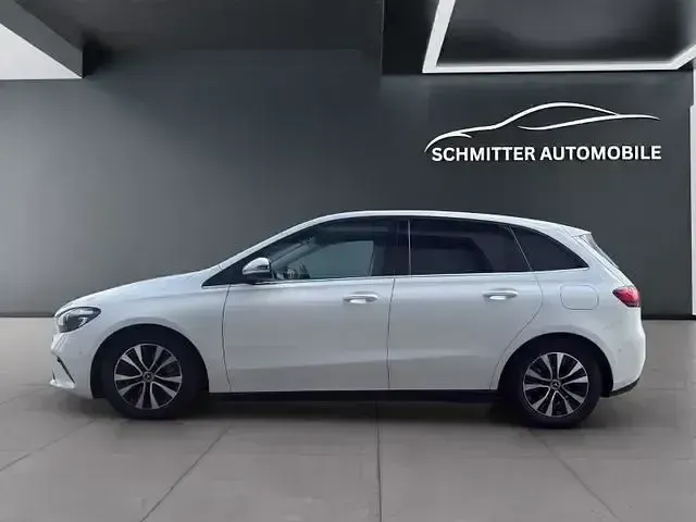 Gebraucht Mercedes B180 116 PS (85 kW) 2023 Weiß Kleinwagen