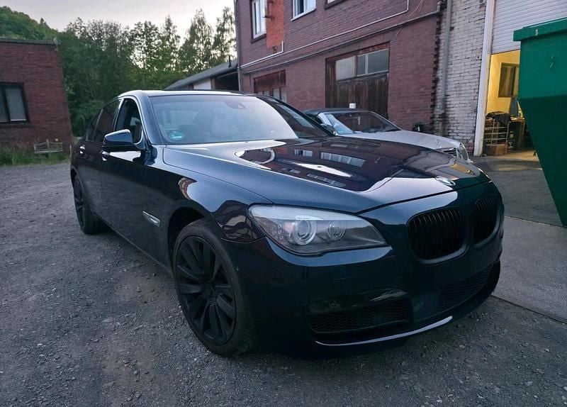 Blau Gebraucht 2011 BMW 740 M Sport Limousine | 10.500 € (Superpreis) - Bild 1/4