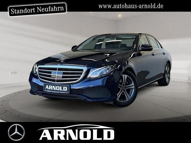 Cavansitblau (metallic) Gebraucht 2019 Mercedes E220 Limousine | 27.250 € (Fairer Preis) - Bild 1/4