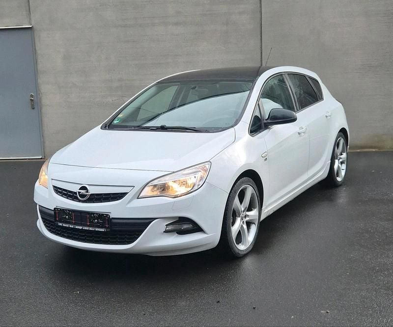 Weiß Gebraucht 2012 Opel Astra Kleinwagen | 5.700 € (Fairer Preis) - Bild 1/4